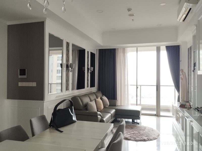 2011. Apartemen Taman Anggrek Residence 