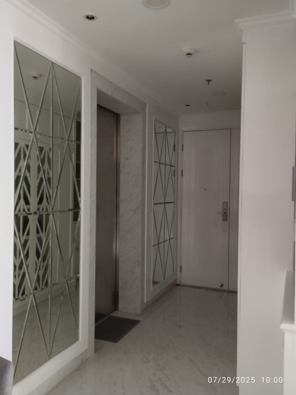 2011. Apartemen Taman Anggrek Residence 