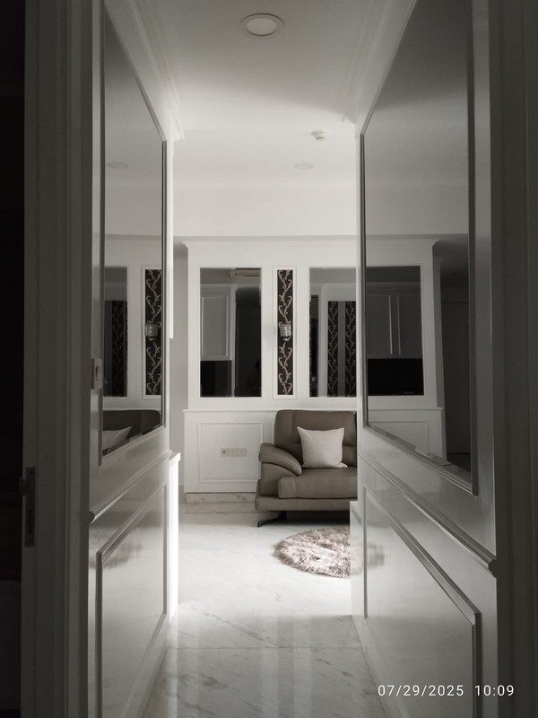 2011. Apartemen Taman Anggrek Residence 