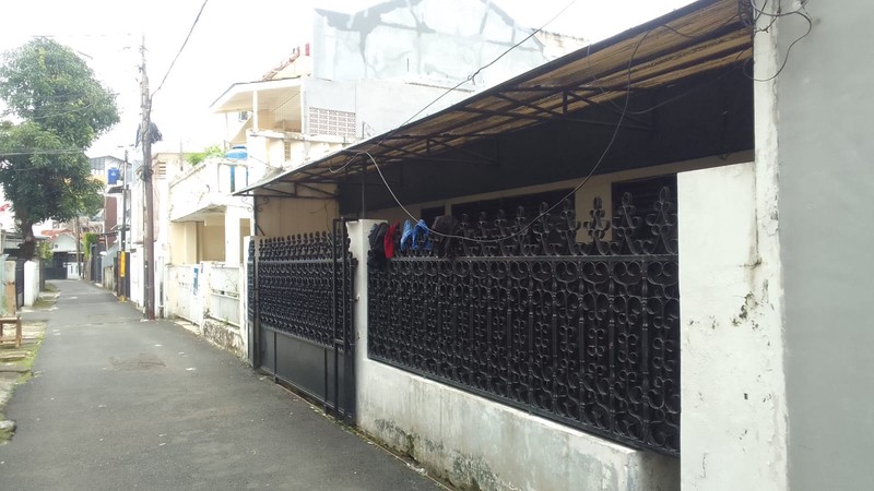 Rumah Kondisi Terawat Baik, Di Tebet Timur Dekat St. KA Tebet