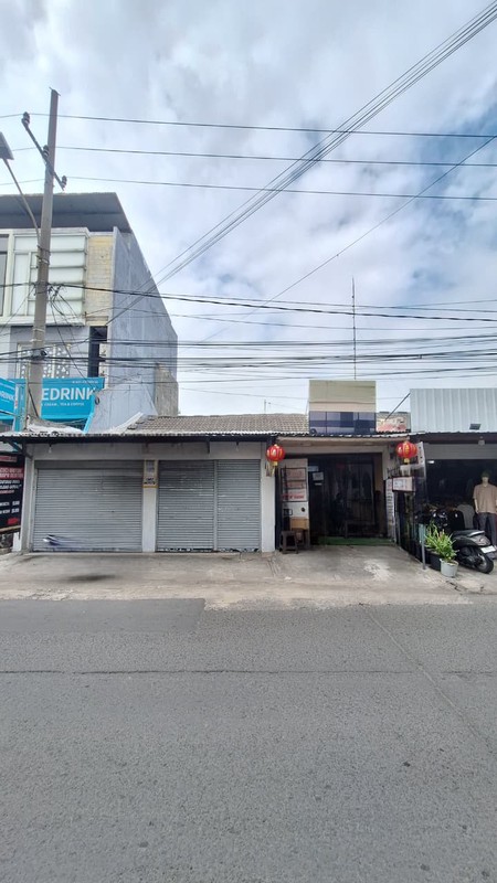 Rumah dan ruang usaha jalan raya manukan surabaya barat komersial area