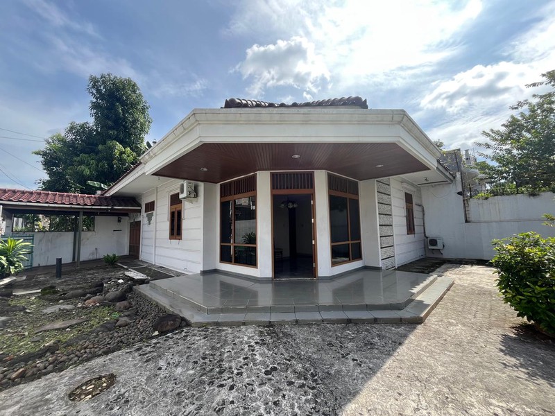 Dijual rumah historical ditaman kedoya cocok untuk rumah tinggal dan kos-kosan