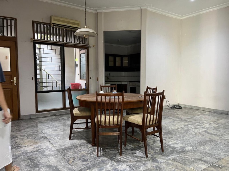 Dijual rumah historical ditaman kedoya cocok untuk rumah tinggal dan kos-kosan