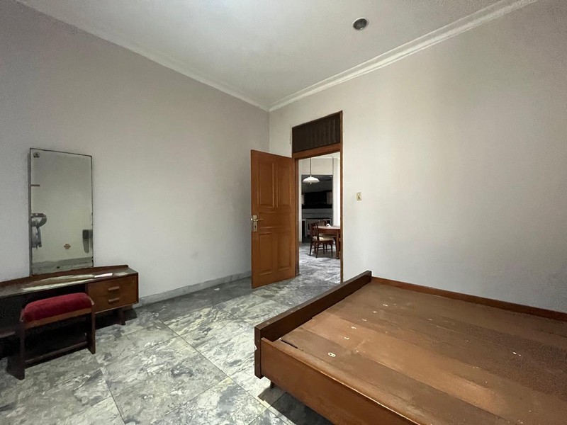 Dijual rumah historical ditaman kedoya cocok untuk rumah tinggal dan kos-kosan