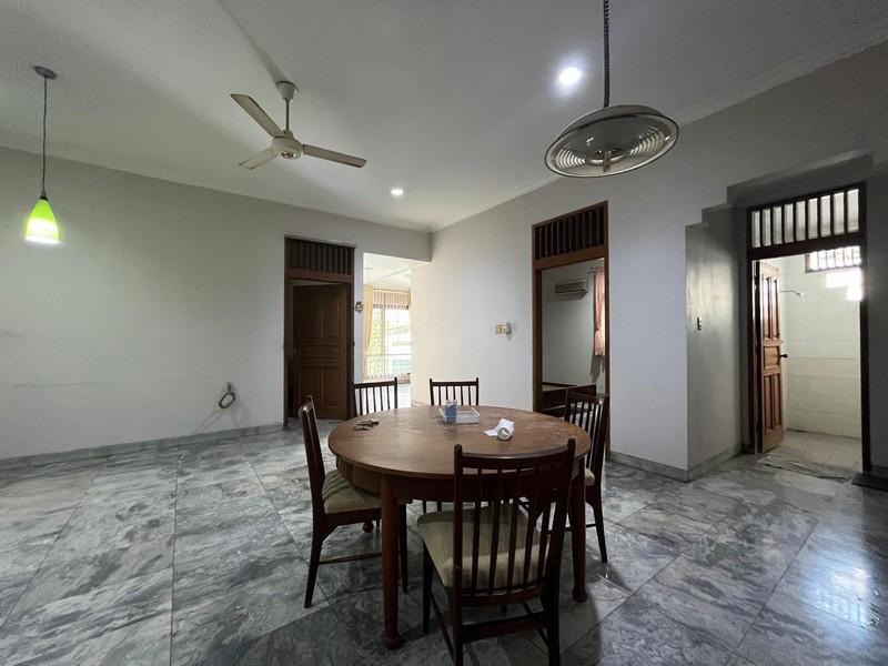 Dijual rumah historical ditaman kedoya cocok untuk rumah tinggal dan kos-kosan