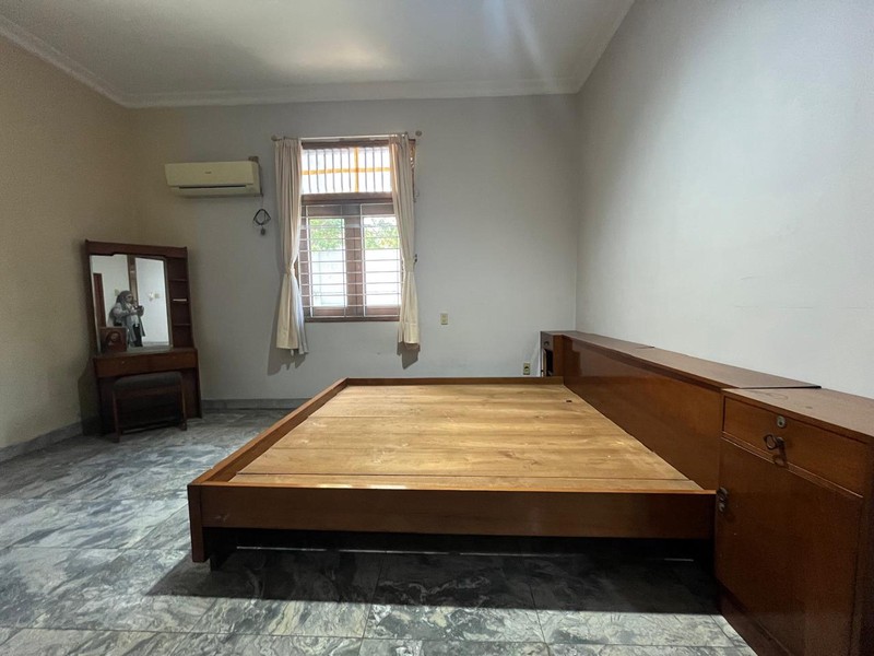 Dijual rumah historical ditaman kedoya cocok untuk rumah tinggal dan kos-kosan