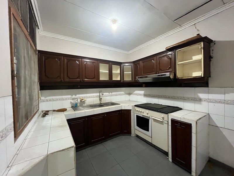 Dijual rumah historical ditaman kedoya cocok untuk rumah tinggal dan kos-kosan