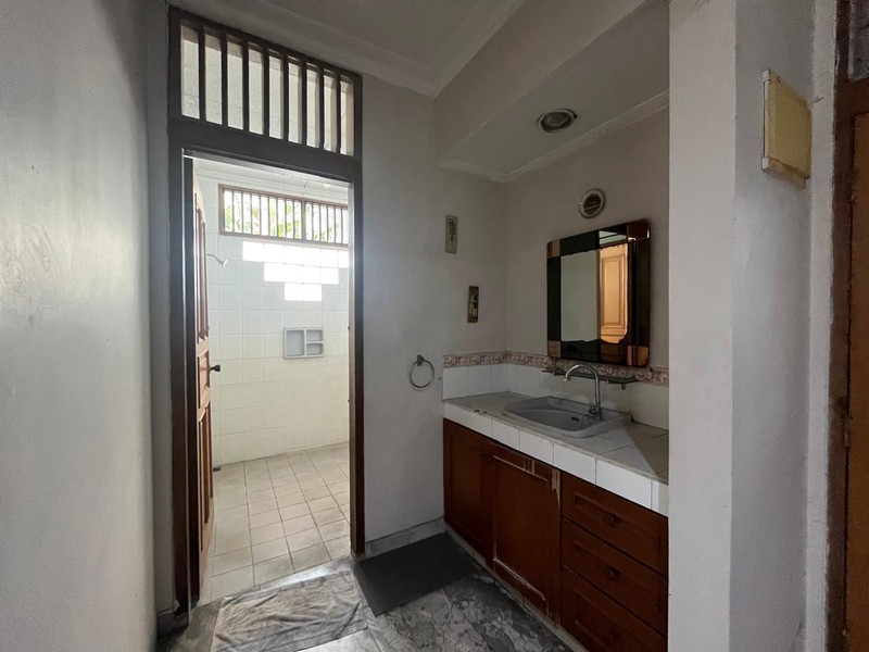 Dijual rumah historical ditaman kedoya cocok untuk rumah tinggal dan kos-kosan