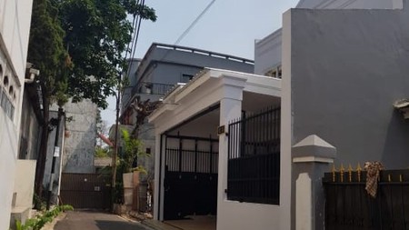 Di jual Rumah 3 lantai 