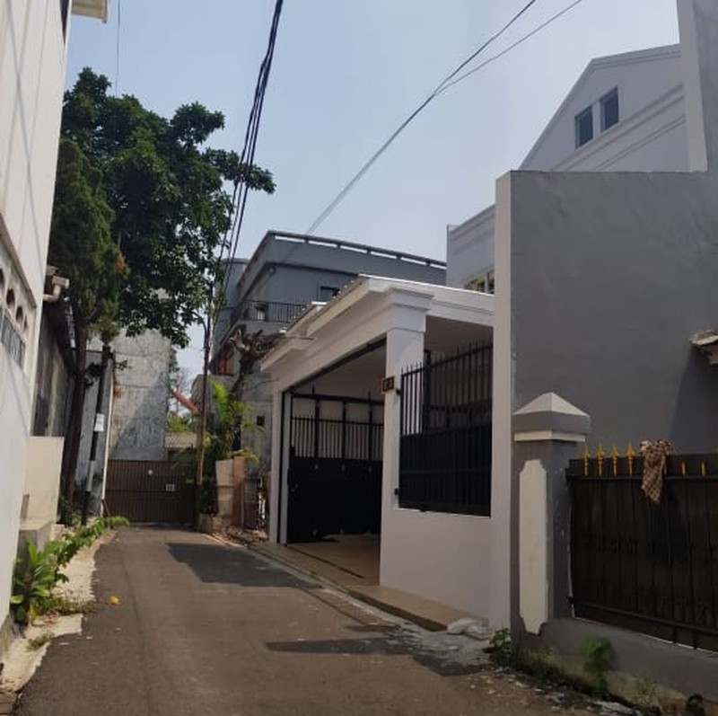 Di jual Rumah 3 lantai 