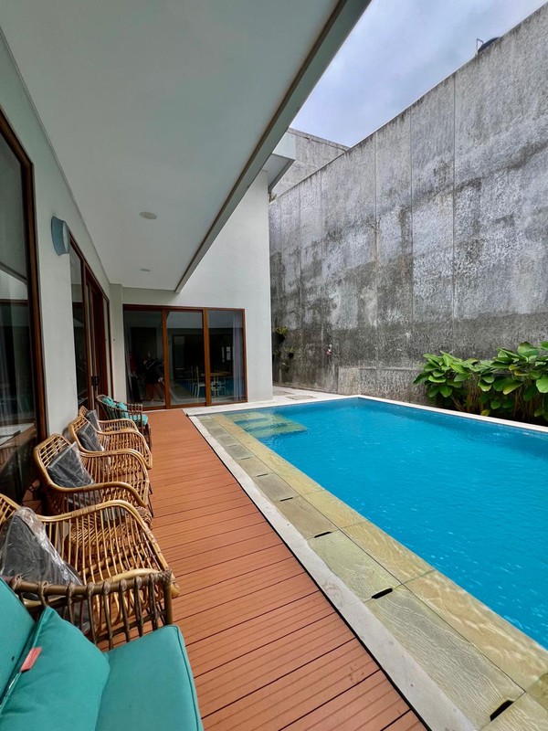Rumah Homy, Bagus, Dilengkapi Kolam Renang di Bintaro Sektor 3