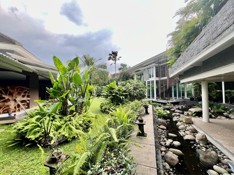 Rumah Mewah dengan lahan luas di cluster Bintaro Jaya Sektor 5