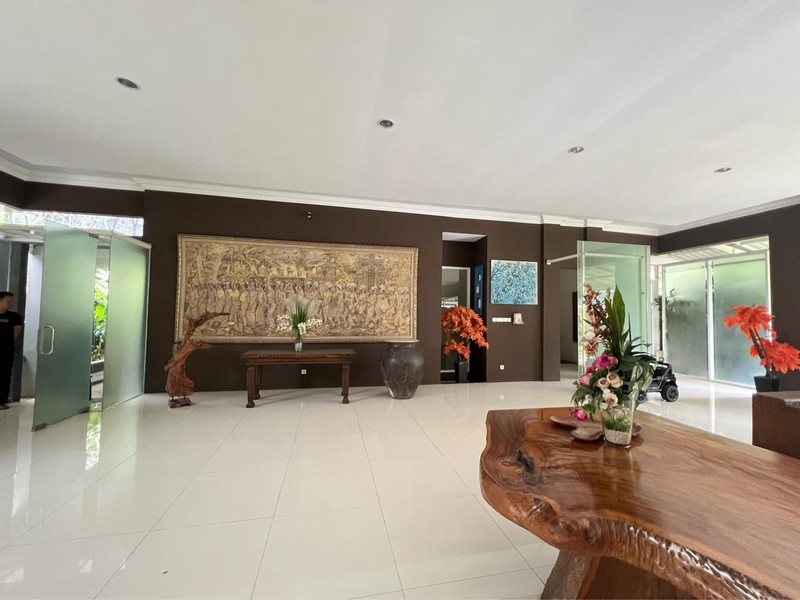 Rumah Mewah dengan lahan luas di cluster Bintaro Jaya Sektor 5