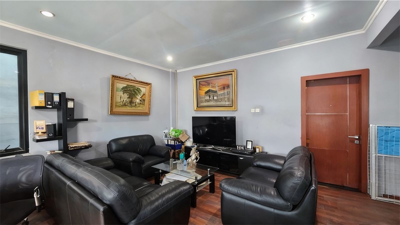 Dijual cepat Gedung 3.5 lantai di lokasi strategis di jalan Proklamasi,menteng Jakarta Pusat