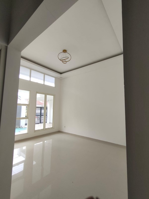 RUMAH 2,5 LANTAI SIAP HUNI , KT BANYAK @ NGAGEL JAYA TENGAH