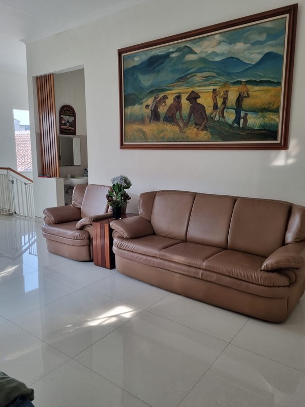 RUMAH 2,5 LANTAI SIAP HUNI , KT BANYAK @ NGAGEL JAYA TENGAH