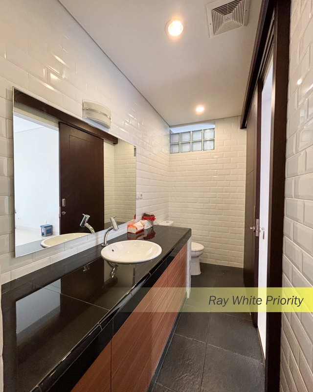 Rumah Brand New Minimalis Modern dengan Kolam Renang Pribadi - Komplek DPR Tangerang Selatan