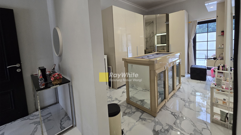 Rumah Lux American Modern di sayap Setiabudi