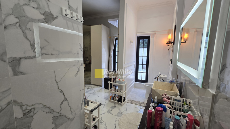 Rumah Lux American Modern di sayap Setiabudi