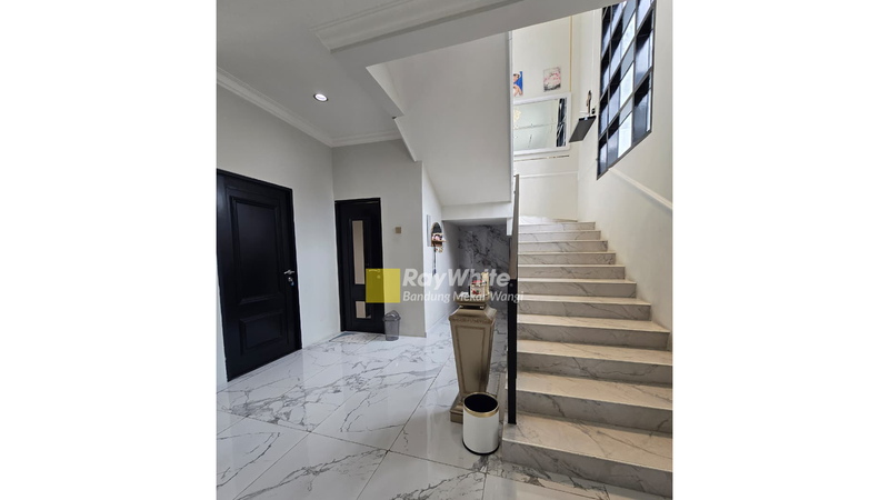 Rumah Lux American Modern di sayap Setiabudi