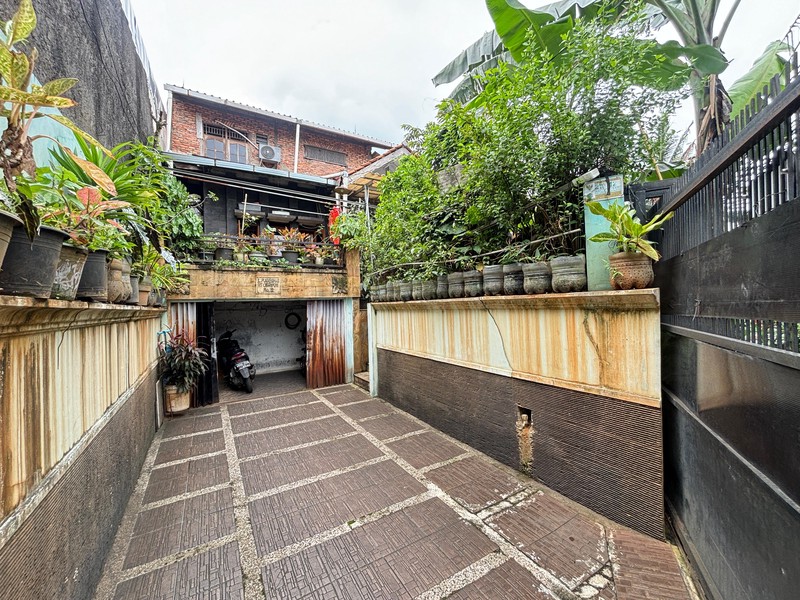 Rumah Posisi Lebih Tinggi dari Jalan di Cijantung Jakarta Timur