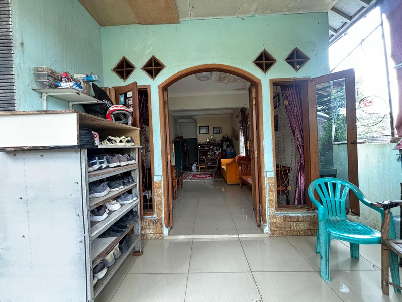 Rumah Posisi Lebih Tinggi dari Jalan di Cijantung Jakarta Timur