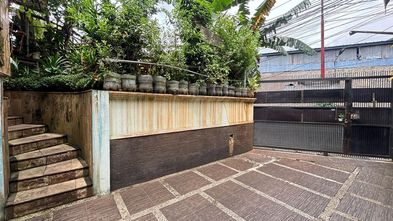 Rumah Posisi Lebih Tinggi dari Jalan di Cijantung Jakarta Timur