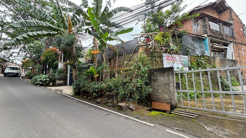 Rumah Posisi Lebih Tinggi dari Jalan di Cijantung Jakarta Timur