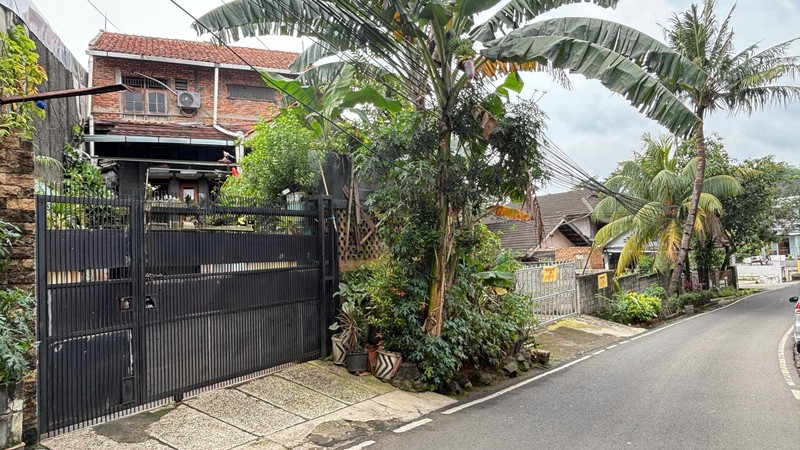 Rumah Posisi Lebih Tinggi dari Jalan di Cijantung Jakarta Timur