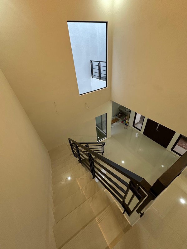 Rumah minimalis, 2 lantai  dekat Fresh Market Emerald Bintaro