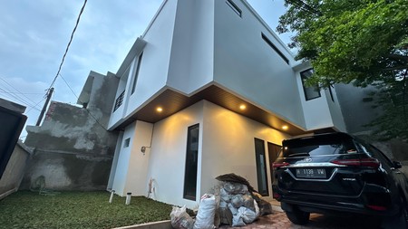 Rumah minimalis, 2 lantai  dekat Fresh Market Emerald Bintaro