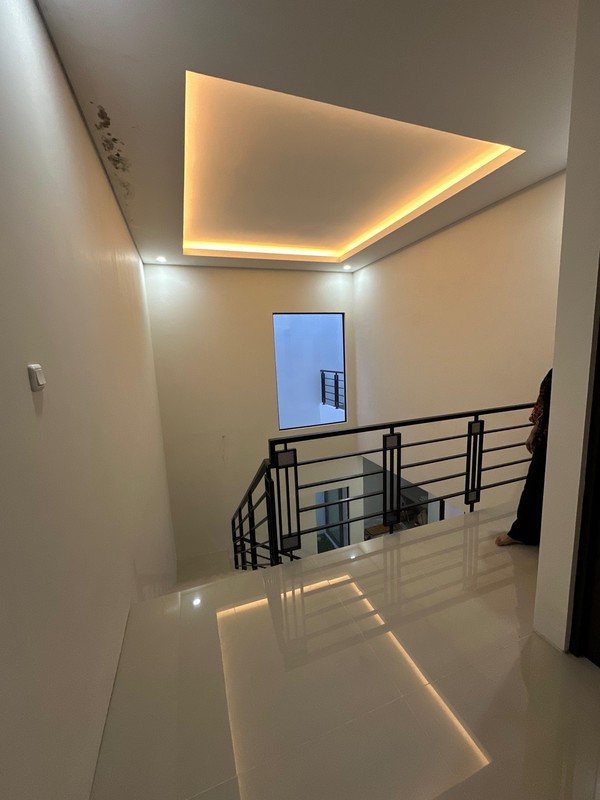 Rumah minimalis, 2 lantai  dekat Fresh Market Emerald Bintaro