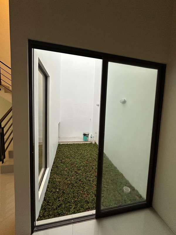 Rumah minimalis, 2 lantai  dekat Fresh Market Emerald Bintaro
