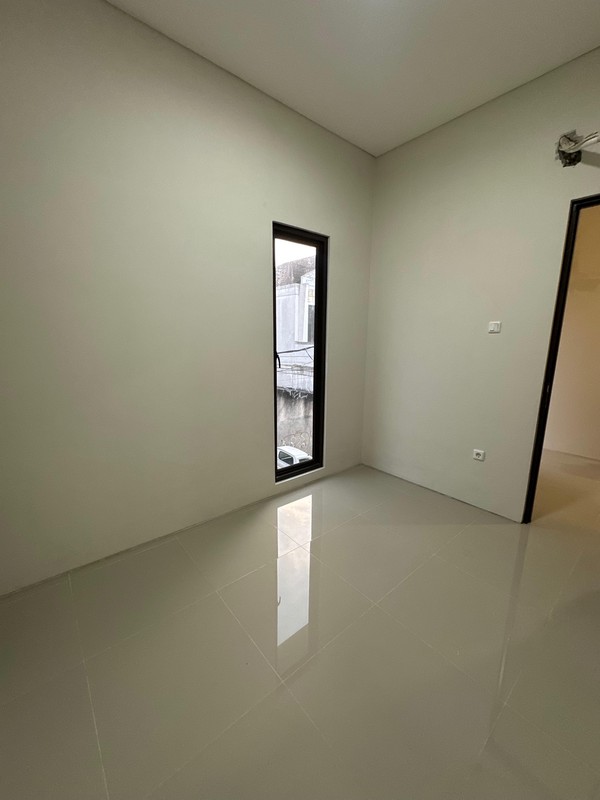 Rumah minimalis, 2 lantai  dekat Fresh Market Emerald Bintaro
