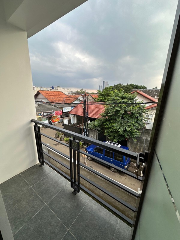 Rumah minimalis, 2 lantai  dekat Fresh Market Emerald Bintaro