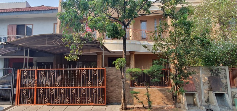 Rumah desain klasik di Gading Kirana Barat, Kelapa Gading. 9x17. Rapih. Terawat. Tersewa sampai mid May 2026