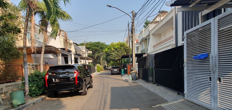 Rumah desain klasik di Gading Kirana Barat, Kelapa Gading. 9x17. Rapih. Terawat. Tersewa sampai mid May 2026