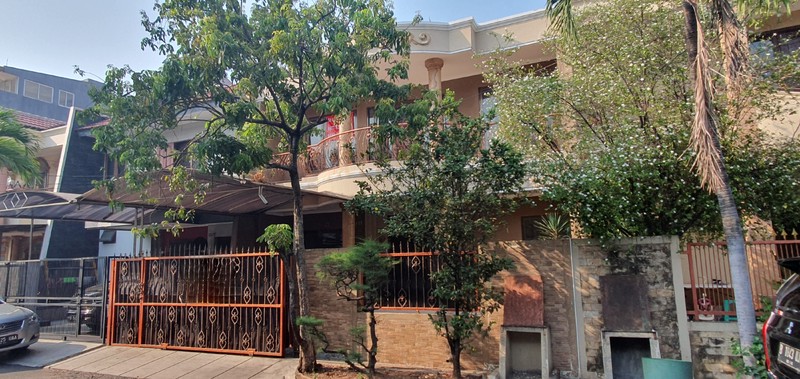 Rumah desain klasik di Gading Kirana Barat, Kelapa Gading. 9x17. Rapih. Terawat. Tersewa sampai mid May 2026