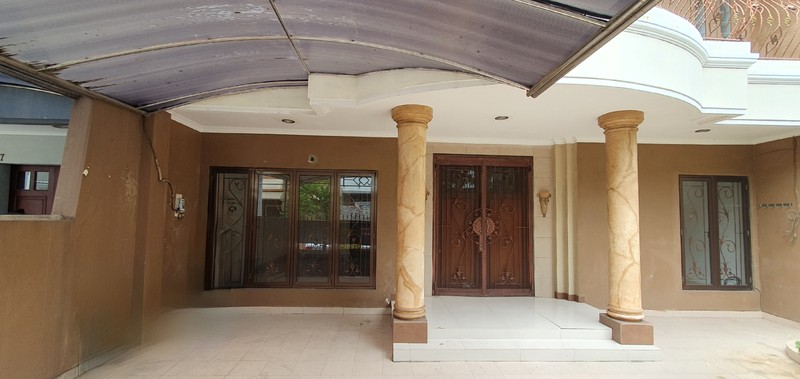 Rumah desain klasik di Gading Kirana Barat, Kelapa Gading. 9x17. Rapih. Terawat. Tersewa sampai mid May 2026