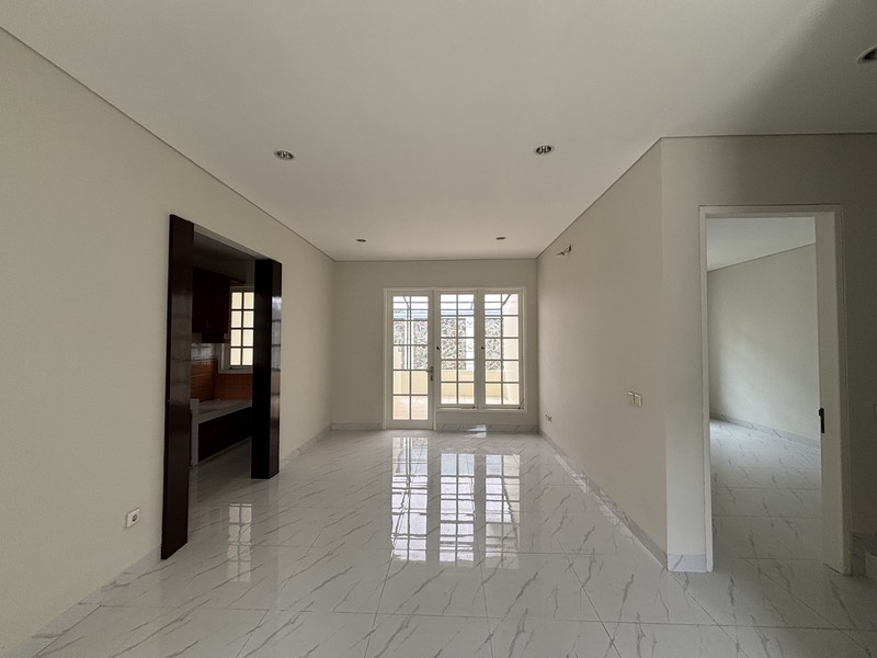 Rumah Siap Huni 2 Lantai Hadap Taman di Legenda Wisata Cibubur 