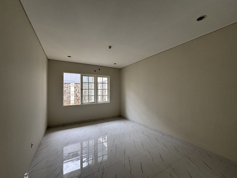 Rumah Siap Huni 2 Lantai Hadap Taman di Legenda Wisata Cibubur 