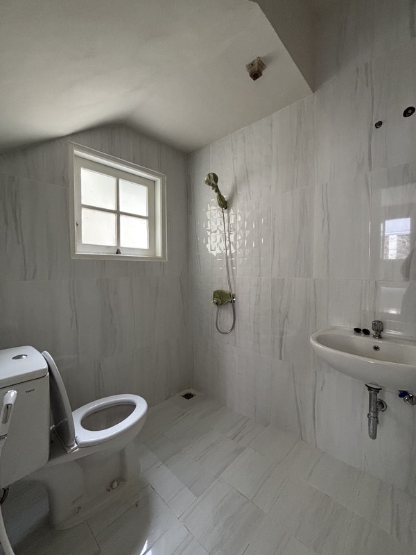 Rumah Siap Huni 2 Lantai Hadap Taman di Legenda Wisata Cibubur 