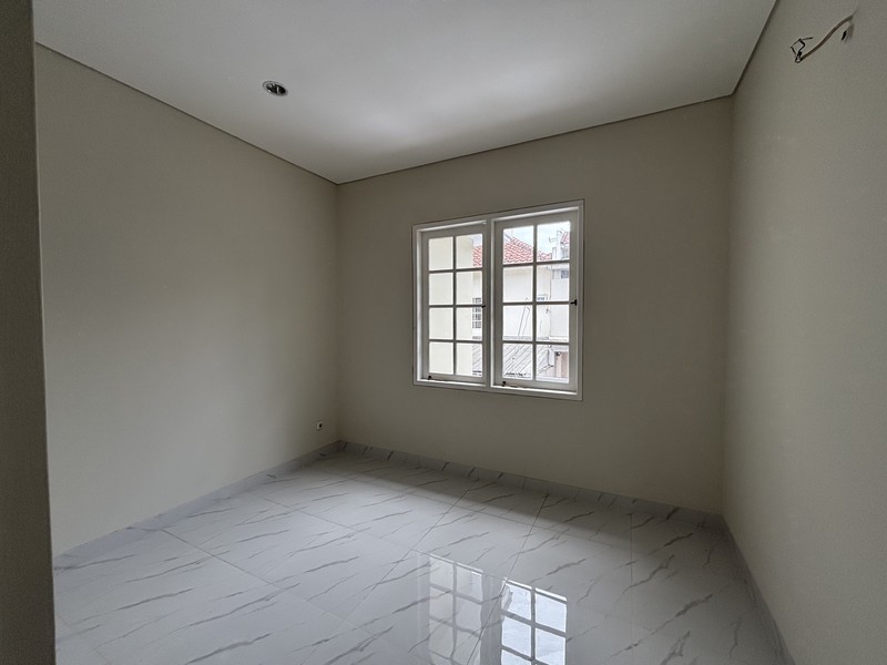 Rumah Siap Huni 2 Lantai Hadap Taman di Legenda Wisata Cibubur 