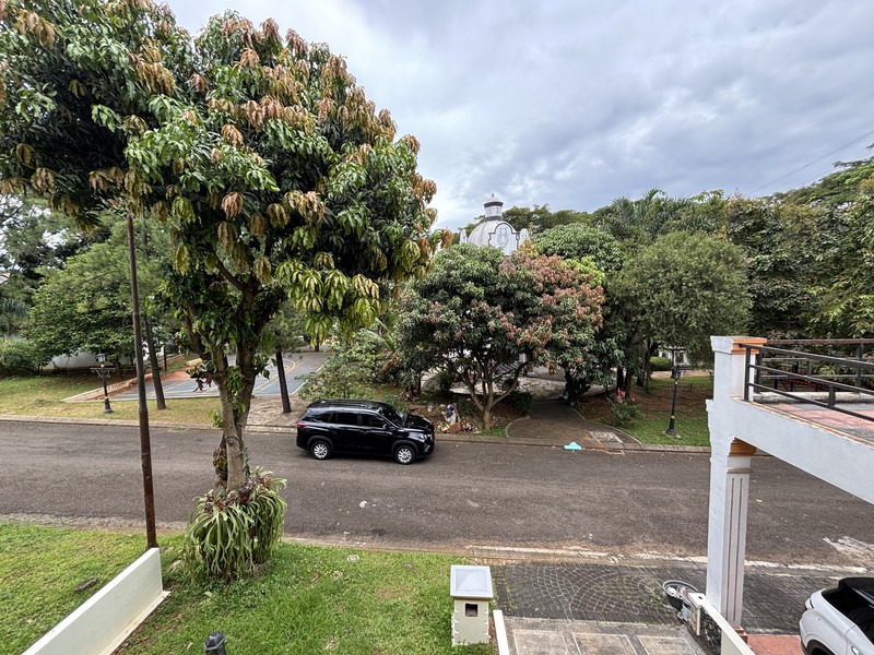 Rumah Siap Huni 2 Lantai Hadap Taman di Legenda Wisata Cibubur 