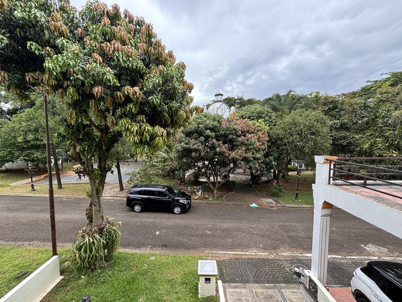 Rumah Siap Huni 2 Lantai Hadap Taman di Legenda Wisata Cibubur 