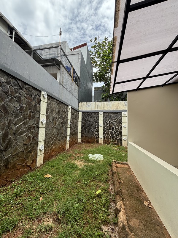 Rumah Siap Huni 2 Lantai Hadap Taman di Legenda Wisata Cibubur 