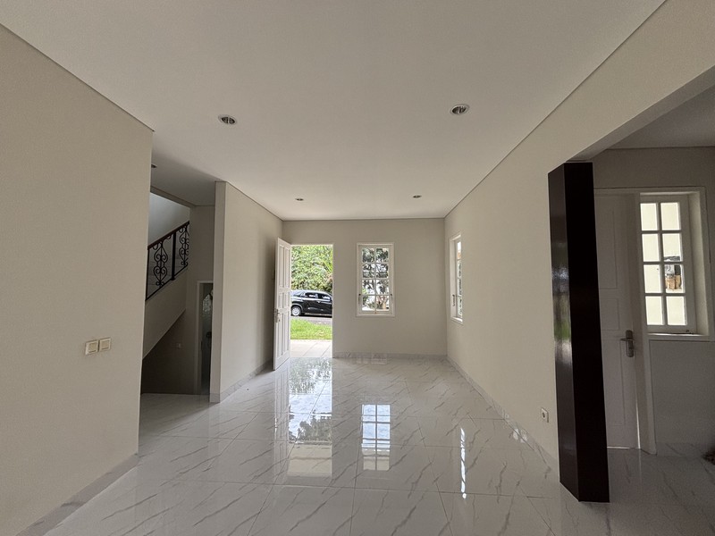 Rumah Siap Huni 2 Lantai Hadap Taman di Legenda Wisata Cibubur 