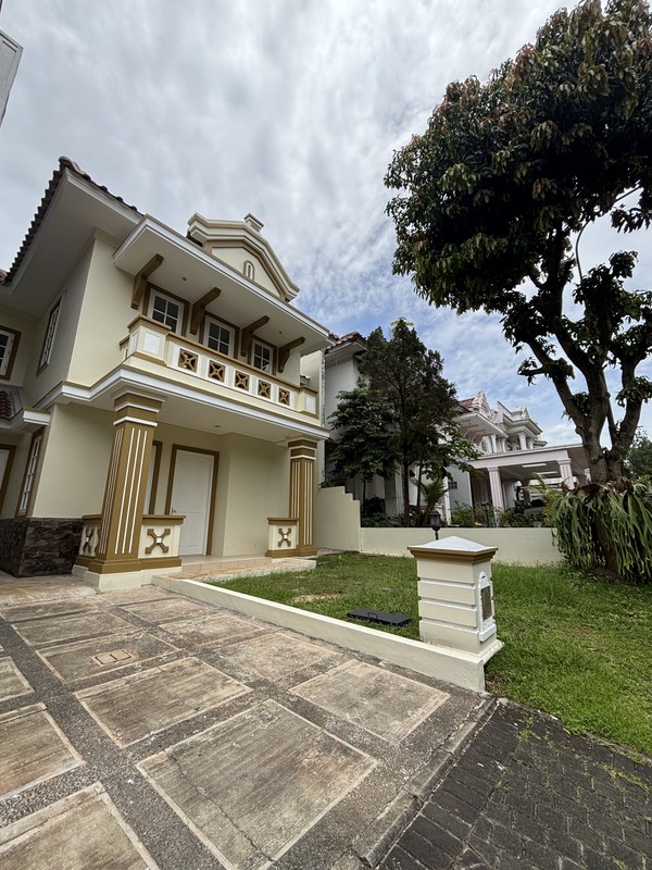 Rumah Siap Huni 2 Lantai Hadap Taman di Legenda Wisata Cibubur 