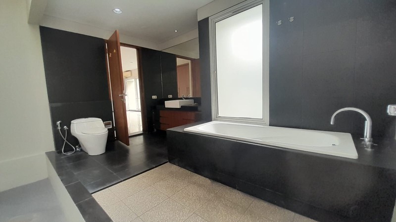 Sewa Rumah Mewah Dukuh Patra 400m² - Kolam Renang Pribadi, Dekat Kuningan, Ideal untuk Ekspatriat & Diplomat