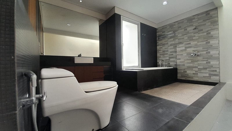 Sewa Rumah Mewah Dukuh Patra 400m² - Kolam Renang Pribadi, Dekat Kuningan, Ideal untuk Ekspatriat & Diplomat